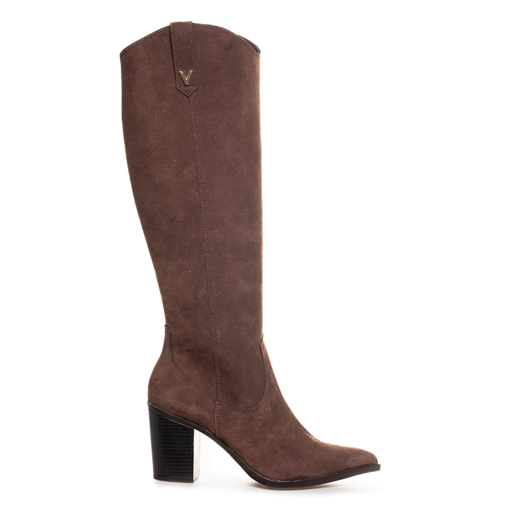 Bota Western Via Marte Marrom Cano Alto, couro marrom, zíper lateral, bico arredondado, fundo branco